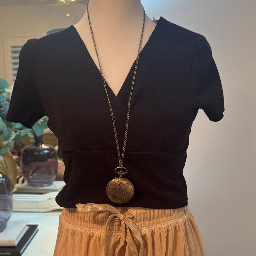 Heart & Hips Black V-Neck Short Sleeve Top
